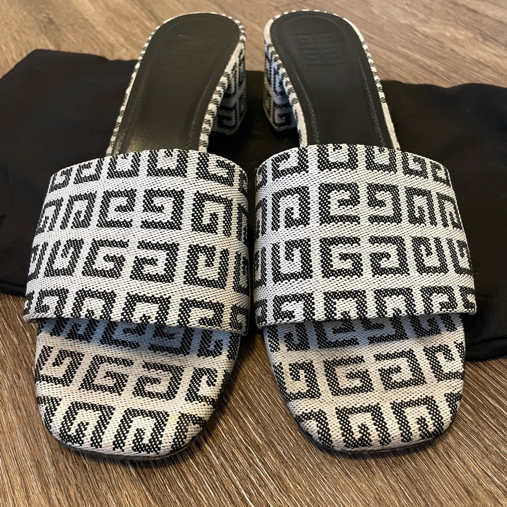 Givenchy Sandals size 40- in great condition